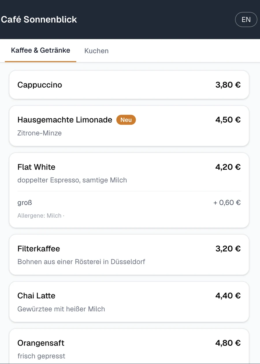 Ausschnitt der echten Gästekarte auf dem Handy: Kategorien „Kaffee & Getränke“ und „Kuchen“, Gerichte mit Preisen, ein „Neu“-Badge und eine aufgeklappte Variante „groß +0,60 €“ mit Allergenangabe.